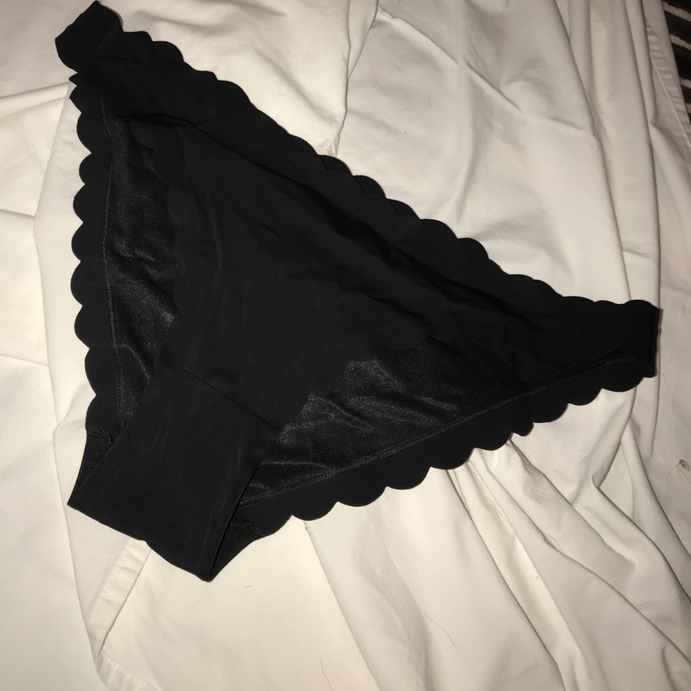 Black scalloped bikini bottoms!